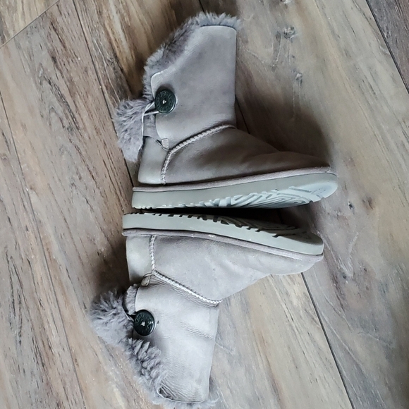Ugg Women Bailey Button II Booties Sheepskin shoes sz 8 - Picture 8 of 16